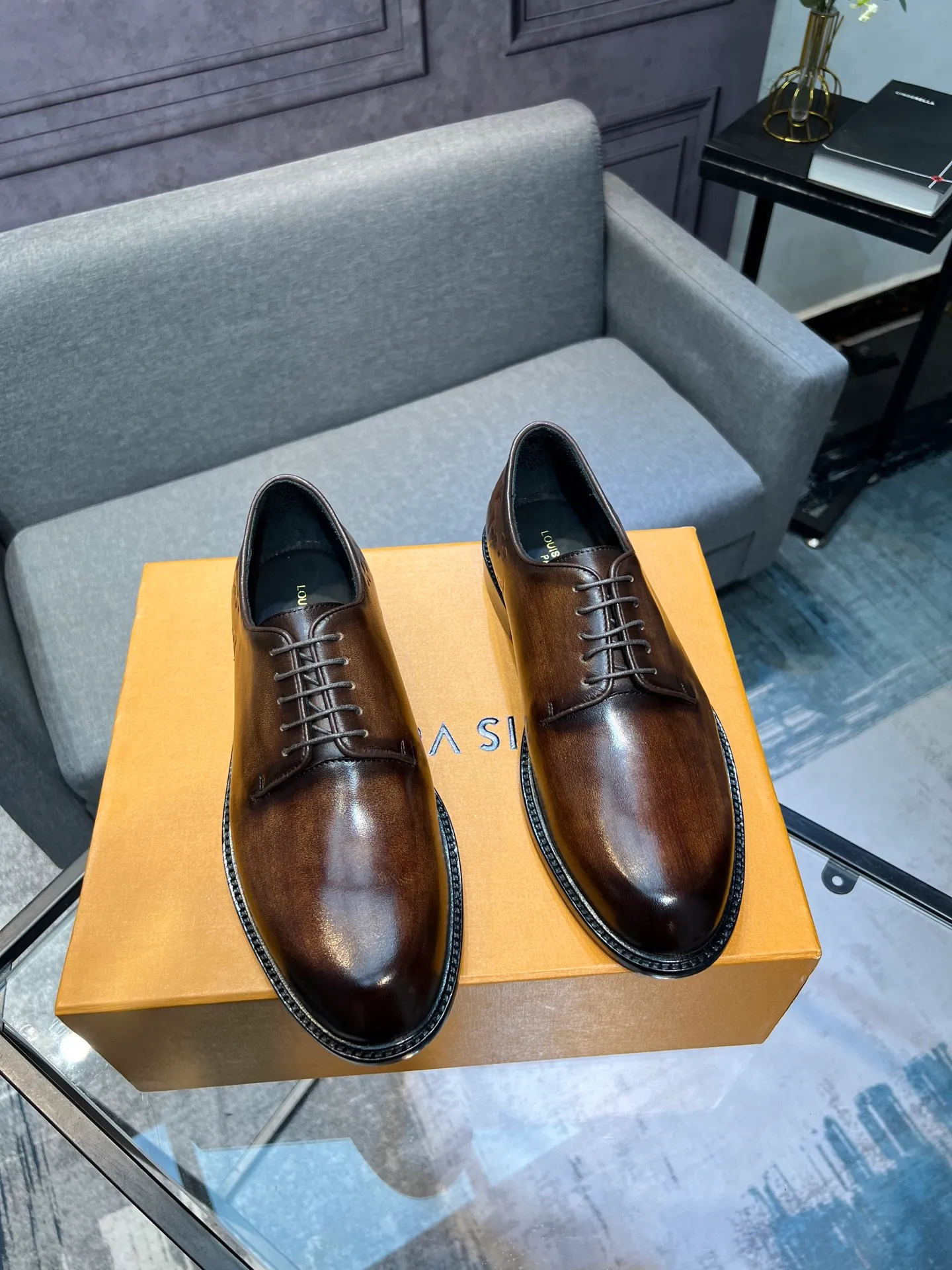 Men's shoes 💰1020 LV top luxury brand, high-quality men's business formal leather shoes, imported genuine leather soles! Customized imported leather, the first layer of open-edge beaded lacquered cowhide, the texture is incomparable, the imported cowhide lining, high-end high-end shoes, don't miss it! size:39-44 (Male 38 45 46 customized)